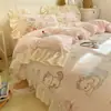 Juego de Cama de Cuatro Piezas de Dibujos Animados de Conejo Rosa con Estrellas y Lunas, Otoño e Invierno, Encaje, Alta Densidad, Terciopelo de Leche, Suave y Agradable para la Piel, Juego de Cama de Tres Piezas para Estudiantes
