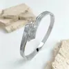 Pulsera de Acero de Titanio y Concha Blanca con Hebilla de Diamante de Lujo Ligero y Gama Alta Diseño Ins Moda y Versátil Pulsera Abierta
