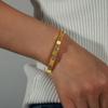 Pulseira de aço titânio estilo Hong Kong luxo leve nicho elegante combina com tudo joias geométricas incrustadas design de zircônia cubo de açúcar colorido