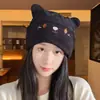 8327 otoño e invierno lindo oso sombrero cálido cara pequeña protección para las orejas sombrero de punto de lana moda coreana sombrero con cordón para mujer