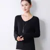 Prenda de alta gama lista para usar con un escote en V limpio y pulcro, mangas largas, ligera y transpirable, adecuada para el uso diario en primavera y otoño, una blusa elegante