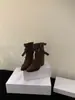 Botas de Cano Curto com Bico Fino e Fivela First Encounter Sazonal para Mulheres Outono 2026 Novo Estilo Botas Legging Melard Botas de Cano Médio com Babados