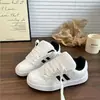 2026 Nuevos Zapatos de Lona Amarillo Leche para Mujer Suela Gruesa que Aumenta la Altura Zapatos Blancos Versátiles Casuales Zapatos Deportivos Estudiante Calle Tendencia