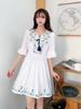 Vestido corto holgado de verano con cuello con cordones, estilo étnico, bordado, estilo fresco, blanco artístico.