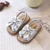 Sandálias Novas de Verão 2026 para Meninas Sapatos Infantis Sapatos de Princesa para Menininhas Sola Macia Sapatos Antiderrapantes Sapatos de Praia Sandálias