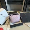 Bolso Pequeño Acolchado de Cuero Suave de Gama Alta Estilo Europeo y Americano con Diseño de Cadena Metálica Vintage, Versátil para Viajes Urbanos y Viajes Cortos, Bolso para Mujer