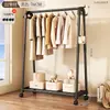 Cabide simples e autônomo para quartos, um cabide de roupas móvel e espessado adequado para apartamentos alugados, um cabide de roupas leve e estiloso