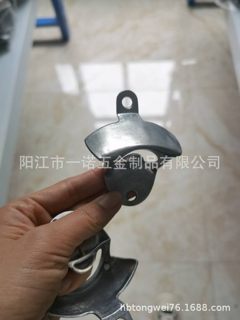 开瓶器小金尚利工艺品五金毛坯的价格1.3元,镀好的1.4元。