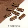 Etiqueta de coco natural grabada con láser, botón de cáscara de coco de forma especial con dos agujeros, etiqueta de cuero para bolsos y ropa, etiqueta original ecológica