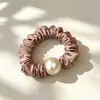 Scrunchies de cetim perolado estilo delicado para atacado que não danificam o cabelo, elásticos de cabelo de alta elasticidade para o trajeto diário e penteados de coque