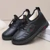 Sapatos de Algodão Femininos Novos para o Inverno 2024 Solado Macio Confortáveis Sapatos para Mãe de Meia-idade e Idosos Forrados com Lã Engrossados Quentes Botas de Algodão Planas Femininas