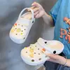 2023 Novas Pantufas com Sensação de Pisar em Cocô Femininas de Verão Sola Grossa Antiderrapante Casal para Uso Externo EVA Estilo Crocs Masculino