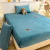 26 Nova Cobertura de Cama de Inverno Veludo Leite Capa Protetora de Quarto Estilo Lençol Totalmente Envolto Conjunto de Roupa de Cama Veludo Coral Leite Três Peças