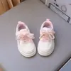 Tênis esportivos infantis, novos modelos de outono, tênis de corrida modernos e leves para meninas, tênis antiderrapantes de sola macia para meninos, sapatos brancos respiráveis