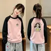 Camiseta de manga larga cálida de forro polar con retazos de cuello redondo para niños, talla mediana, otoño/invierno 2026, top básico versátil informal para niñas