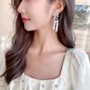 Lujo ligero de alta gama elegantes aretes de novia para banquete de boda aretes de borla largos huecos modernos de Camelia y Perla