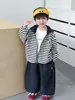 Conjunto de Cardigã Listrado para Meninos Primavera e Outono Estilo Coreano Conjunto Esportivo Tendência Cool de Duas Peças Roupas para Bebês e Crianças Pequenas