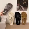 Chinelos Femininos Retro de Bolinhas Novidades Outono/Inverno 2026 Acolchoados de Pelúcia Bico Fechado para Relaxamento em Casa Chinelos Confortáveis e Preguiçosos para Mulheres
