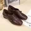 Sapatos femininos retro de salto grosso 2026 novo modelo de outono para mães, sapatos confortáveis de salto baixo e bico quadrado para meia-idade e idosos, sapatos pequenos de couro que não cansam os pés