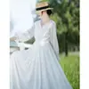 Vestido Novo de Outono 2026 de Comprimento Médio com Decote V Emagrecedor Redutor de Idade Evasê Cor Sólida Cintura Alta Manga Longa