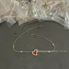 Colar V Gold Edição Artesanal Fina Cabaceira Qilin Wulu Tamanho Médio Madrepérola Branca Ágata Vermelha Banhado a Ouro Rosa 18K Gravação de Precisão CNC