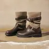 Botas Martin plisadas retro para mujer, nueva colección otoño/invierno 2026, con tacón grueso que aumenta la altura, diseño de retazos y hebilla de cinturón, creando un elegante estilo de bota de montar a media pantorrilla