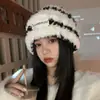 Sombrero de invierno cálido para exteriores con protección para las orejas para mujer, lindo sombrero tejido de felpa, sombrero Lei Feng moderno estilo coreano para adelgazar la cara