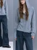 Camiseta con capucha de algodón ligero y ligeramente elástico 'Temporada Relajada' para mujer, con tapeta de media botonadura y rayas de color contrastante