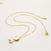 Conjunto de joias com incrustação de concha conjunto de duas peças moda feminina temperamento colar com pingente de pérola de água doce redonda brincos atacado