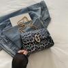 Bolsa de ombro de leopardo da moda simples 2024 outono novo estilo ocidental simples bolsa quadrada pequena com corrente retrô