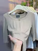 Nuevo estilo de otoño para mujer, elegante y adelgazante, camiseta de canalé de manga media de moda con cuello en U bajo y diseño en el hombro derecho, perfecta como capa interior.