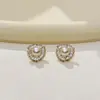 Brincos de renda floral com pérolas, modernos e estilosos, com um design sofisticado e único, perfeitos para o uso diário e para o trabalho.