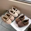 Zapatos Peludos de Moda Retro para Bebé 2026 Invierno Niñas Forro de Terciopelo Cálido Zapatos Mary Jane Suela Suave Zapatos de Algodón Peluche