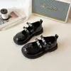 Zapatos de piel para niña 2026 primavera nuevo estilo niña corazón negro diamante zapatos de princesa niños medianos y grandes elegantes zapatos de piel con suela suave