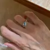 Anillo Elegante y Fresco de Diamante Azul Brillante Envuelto Cruzado para Mujer, Lujo Ligero Nicho Estética de Alto Valor Anillo Apilable para Dedo Índice Otoño e Invierno