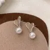 Aretes Minimalistas Únicos y Sofisticados con un Sentido de Elegancia, Versátiles Broqueles de Perlas en Forma de Corazón