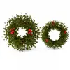 Corona de Navidad artificial con ciprés de bolas pequeñas, bayas rojas artificiales y piñas, colgador de puerta simple, disponible en dos tamaños, decoración navideña básica