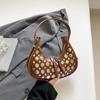Moda Simples Europeia e Americana Primavera 2025 Nova Bolsa de Axila Estilosa Tendência Cool Bolsa Carteiro de Bolinhas com Rebites Bolsa Saco Feminina