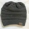 2017 Más vendido Otoño e Invierno Europeo y Americano ebay Amazon Etiquetado CC Gorro de punto de lana liso para la cabeza Gorro para la cabeza con cola de caballo para exteriores