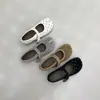 CHICGIRLVintage Camurça Bolinhas Sola Macia Baixa Versátil Sapatilha Mary Jane para Mulheres com Design de Bico Dividido