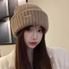 Gorro de Lana para Mujer Otoño Invierno Circunferencia de Cabeza Grande Estilo Coreano Engrosado Cálido Protección para los Oídos Tejido Amontonado Gorro para el Frío Hombres 2026 Estilo Nuevo