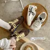 Nuevos Zapatos de Entrenamiento Alemanes 2025 Primavera/Verano Hechos a Mano Suela Suave Superficie Suave Elegantes Versátiles con Cordones Casuales de Moda para Mujer