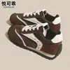 Zapatillas de entrenamiento casual retro de cuero genuino para mujer, nuevo modelo de otoño 2026, zapatillas casuales de moda con suela gruesa