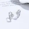 Plata de Ley S925 Otoño e Invierno 2024 Nueva Moda Versátil Sentido de Alta Gama Hebilla para Oreja Estrella de Ocho Picos Diseño de Nicho Pendientes Elegantes