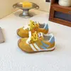 Zapatillas deportivas para niñas, nuevos modelos primavera y otoño 2026, zapatillas de entrenamiento alemanas de malla con suela blanda, zapatos de malla transpirables para niñas