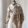Cachecol de Moda Camélia Estilo Coreano de Lã Falsa Grossa para Mulheres, Novo Xale Quente de Inverno com Design Elegante e Acessório Versátil