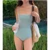 Traje de baño para mujer 2026 nuevo modelo estilo ins coreano retro simple para busto pequeño traje de baño de una pieza strapless color liso venta al por mayor