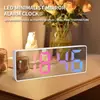 Reloj despertador digital LED de una sola pieza, con superficie de espejo y pantalla digital, capaz de cambiar entre formatos de 12 y 24 horas. Este reloj de mesita de noche tiene brillo ajustable, funciona silenciosamente y no requiere pilas.