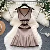 Vestido Listrado Único de Tricô com Decote V Estilo Coreano para Mulheres, Conjunto Estilo Sal, Sem Mangas, Ajustado na Cintura, Saia Elegante em Linha A, Vestido Curto para o Dia a Dia