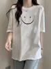 Camiseta de Manga Curta Feminina Verão 2024 Nova Camiseta de Meia Manga Estampada Smiley Solta Chique Estilo Hong Kong Emagrecedor Top Tendência